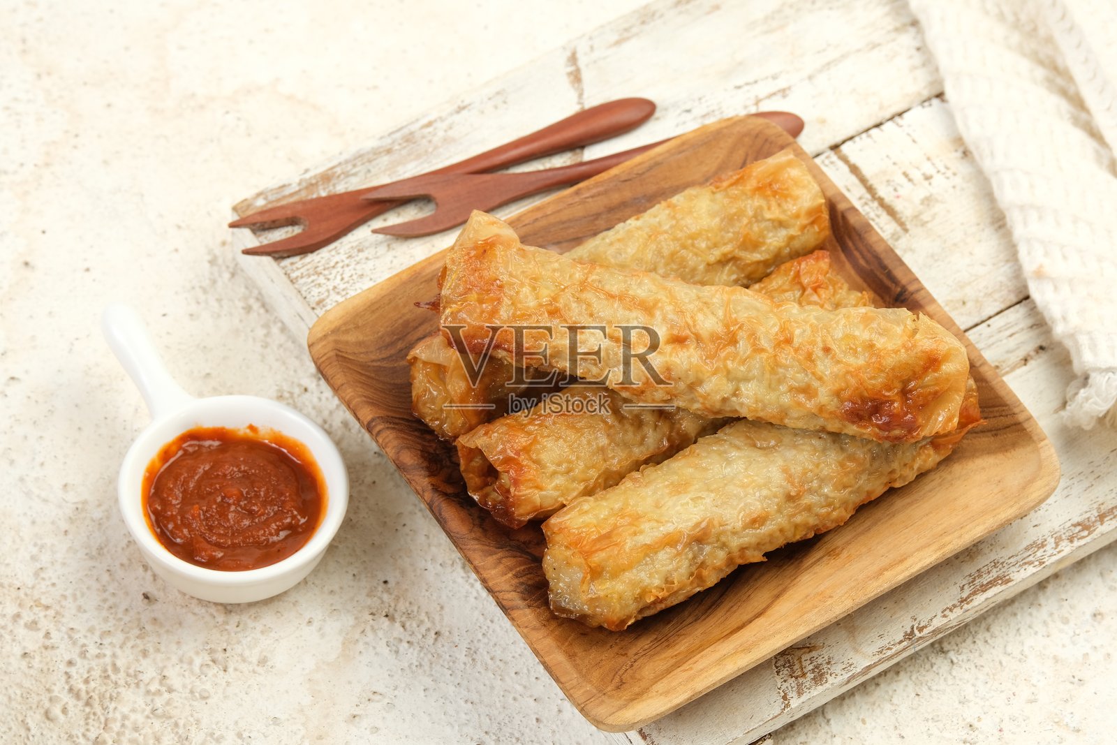 豆腐皮春卷，鸡肉虾仁包裹的春卷。照片摄影图片