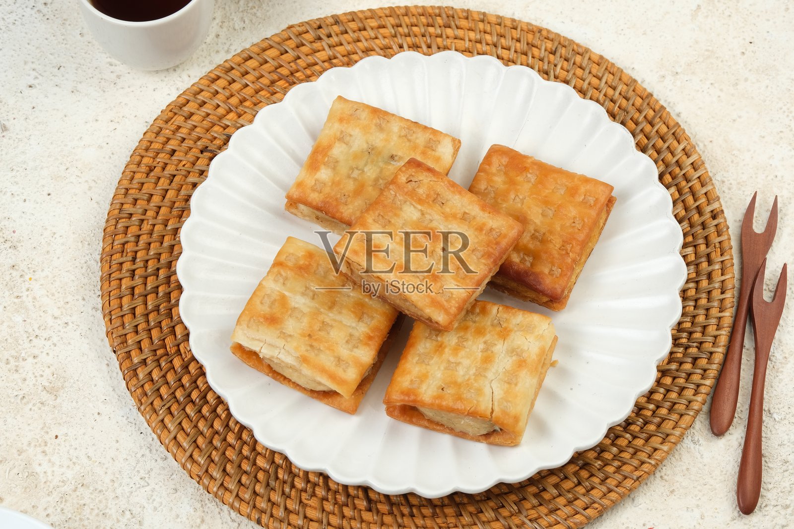 加宾饼，印尼传统小吃。炸饼干，内填发酵木薯泥。照片摄影图片