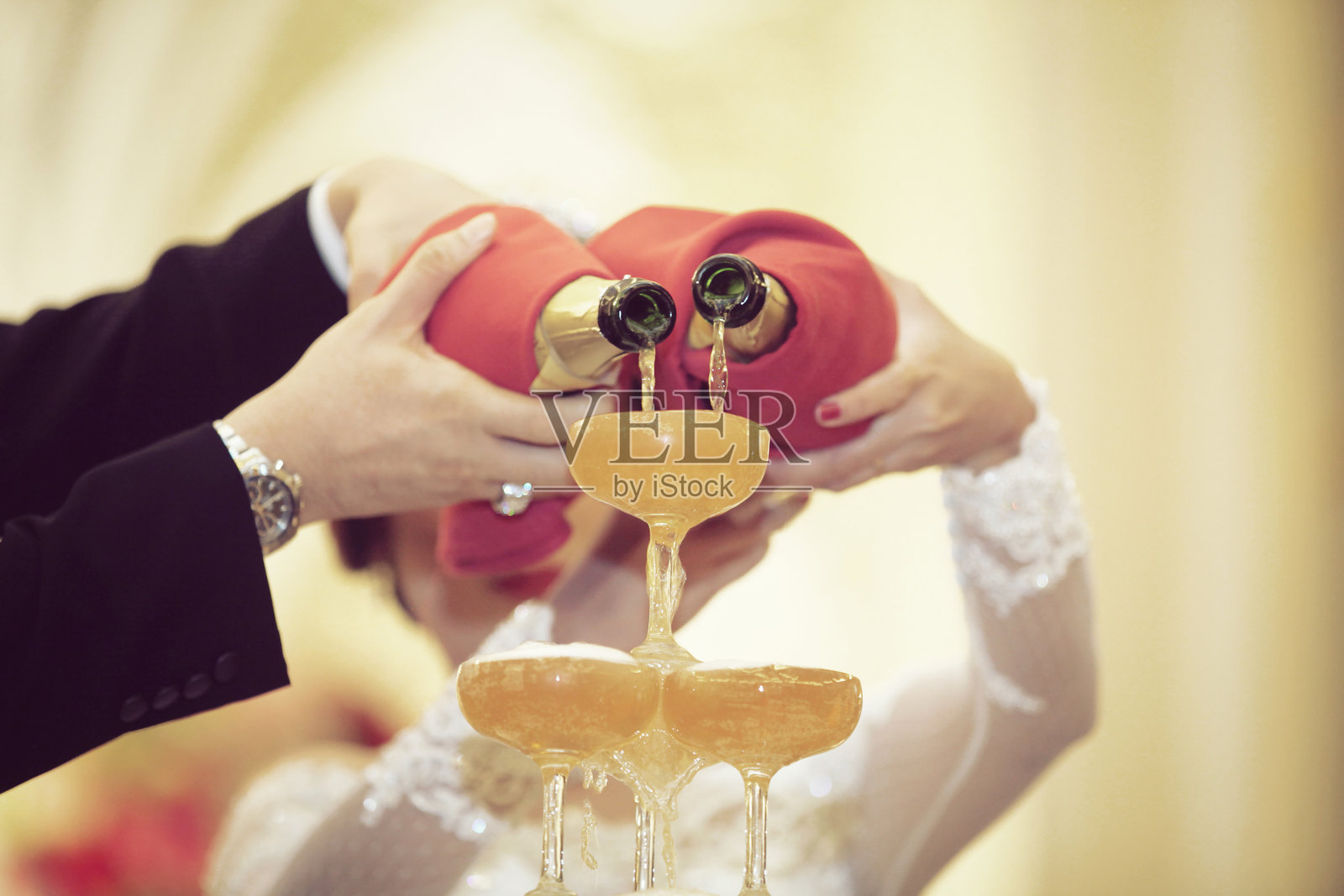 奢华派对氛围中的香槟杯或酒杯。饮酒祝酒和庆祝，时尚，优雅的照片，世俗的接待，新年，婚礼，闪闪发光的香槟杯。照片摄影图片