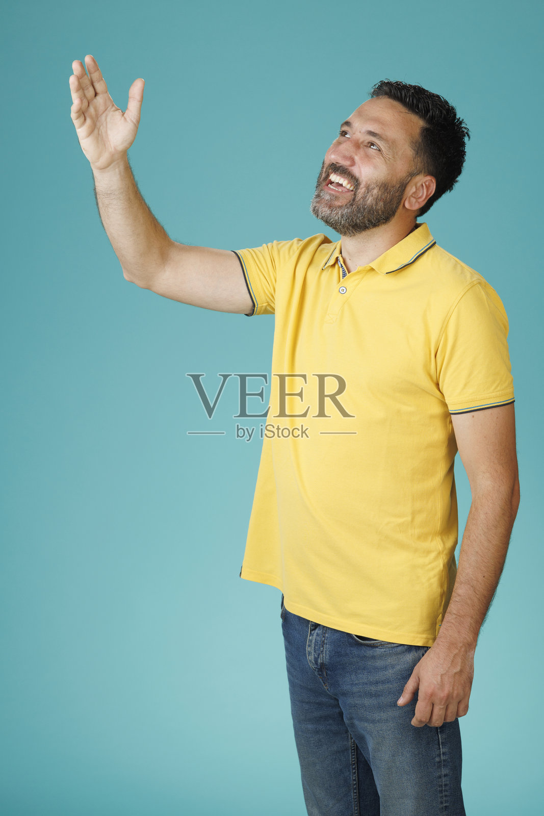 帅气男士的肖像。黄色休闲风格。蓝色背景。照片摄影图片