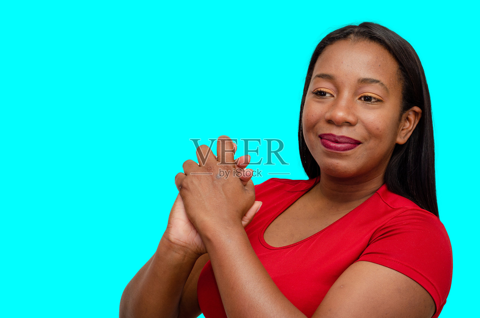 穿着色彩鲜艳休闲服的非裔美国女性，长发披肩，双手交叉，背景为蓝色。照片摄影图片
