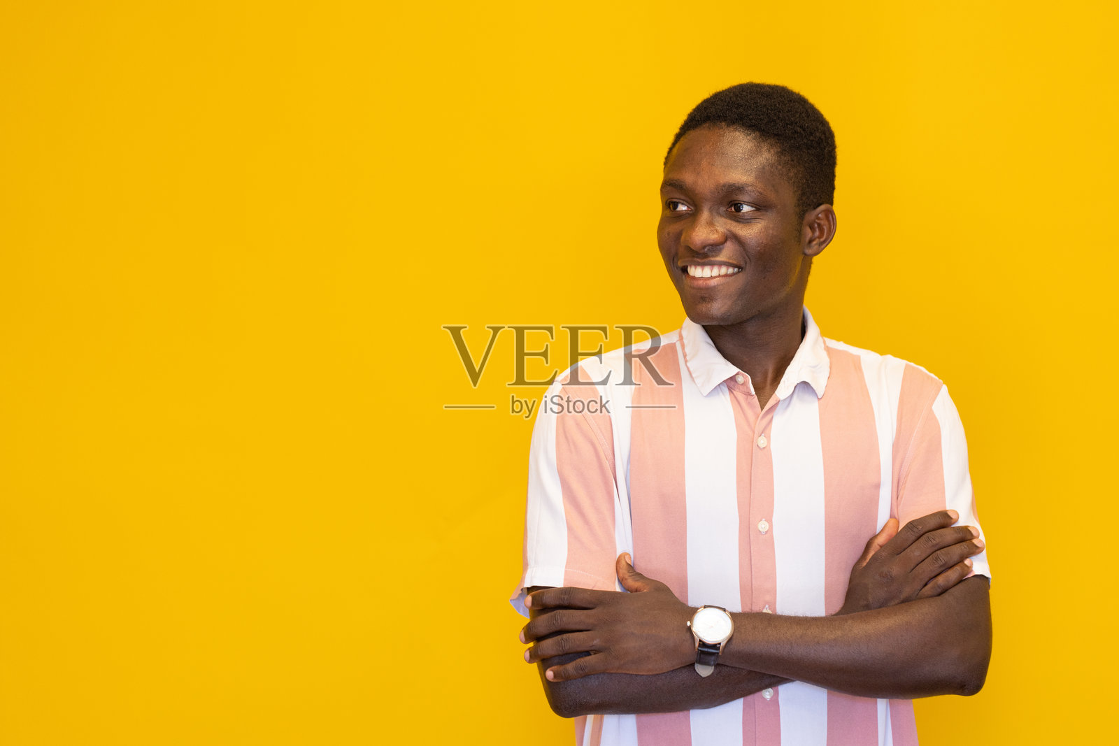 微笑的年轻人站在黄色背景前照片摄影图片