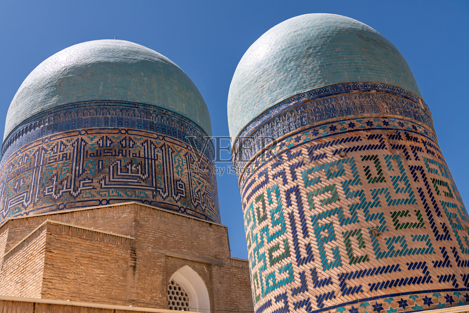 乌兹别克斯坦撒马尔罕的沙希津达陵墓美丽的绿松石圆顶。照片摄影图片