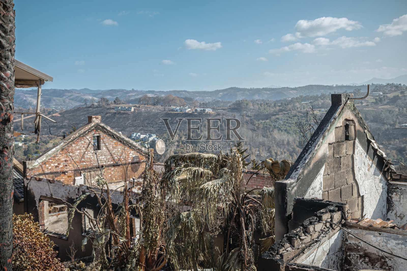 被火灾摧毁的空心建筑的肖像，背景是蓝天照片摄影图片