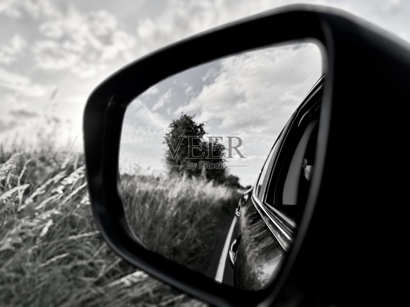 看着汽车侧视镜照片摄影图片