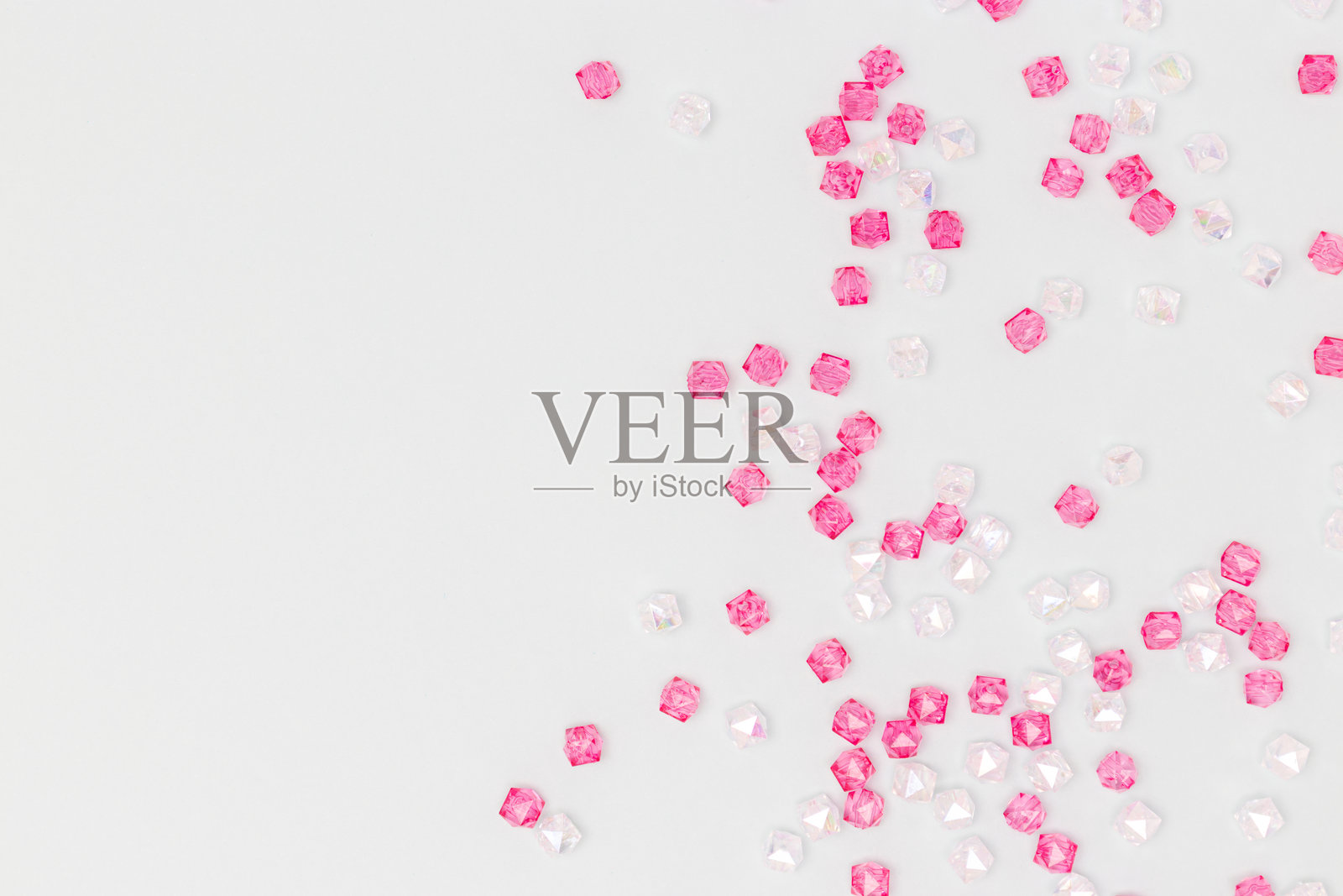 发光的亚克力珠子，带有文本位置。照片摄影图片