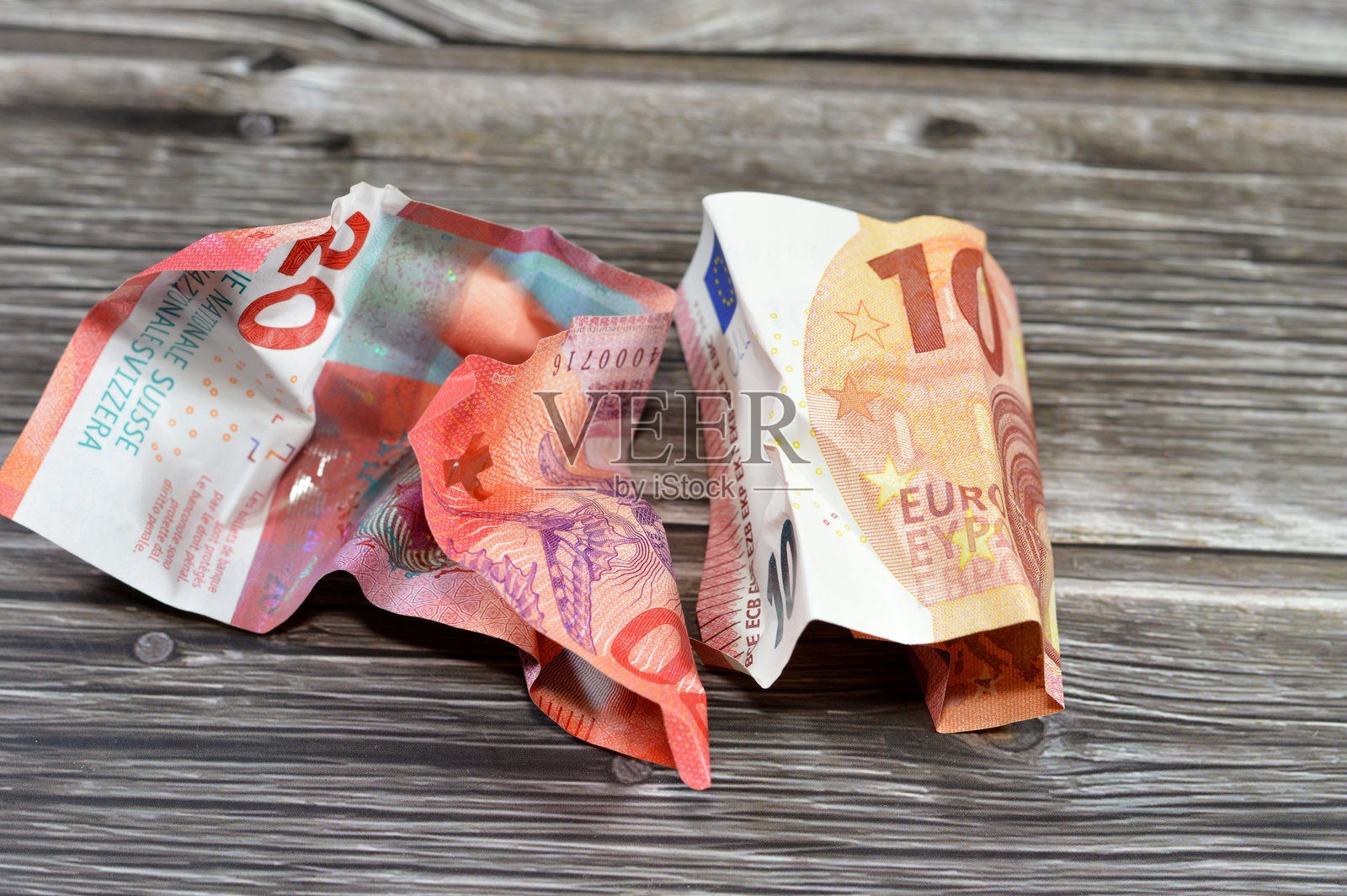 皱巴巴的欧元和瑞士法郎纸币：银行业、经济增长与通货膨胀概念照片摄影图片