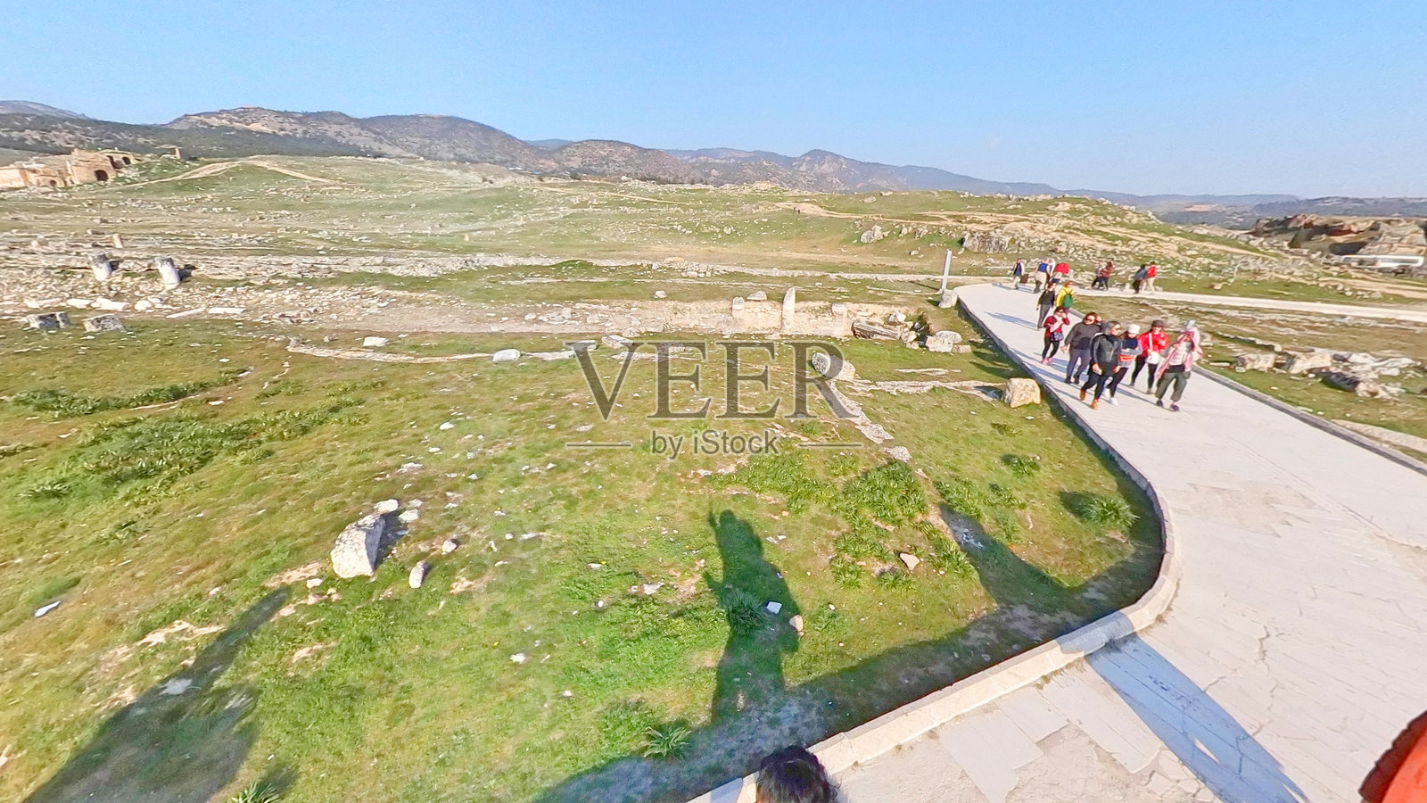 游客参观土耳其帕穆克卡莱的古代遗址和建筑，以及热矿泉。照片摄影图片