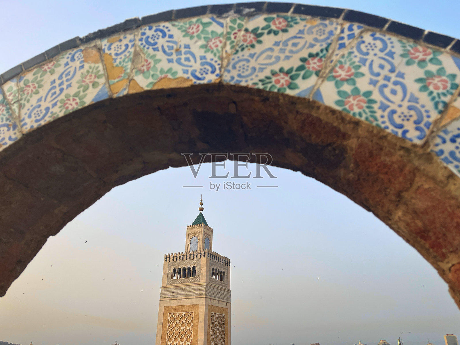 摩赛克拱门下的埃兹祖纳清真寺照片摄影图片