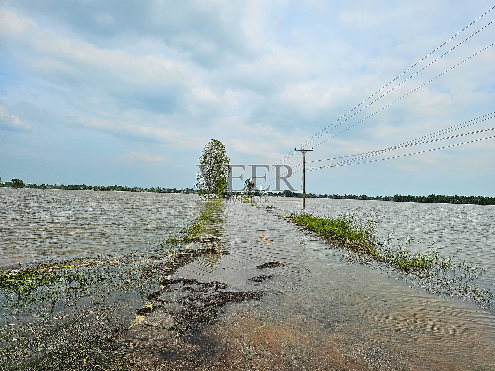 2023年泰国罗伊艾特省的洪水照片摄影图片