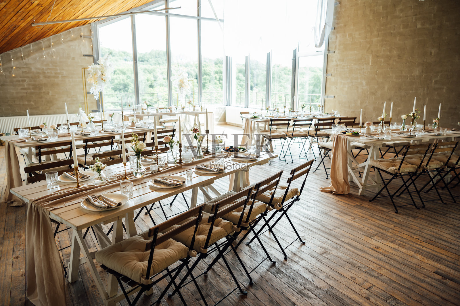 优雅的中性色调婚礼桌面布置，配有鲜花和蜡烛照片摄影图片