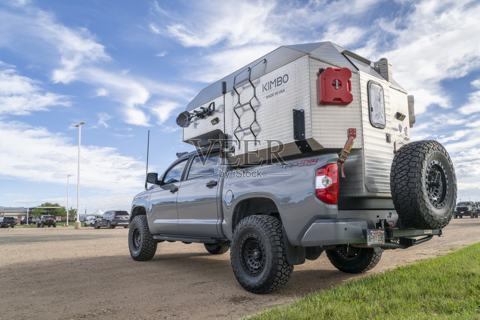 丰田塔科马卡车上的金博铝制露营车。照片摄影图片