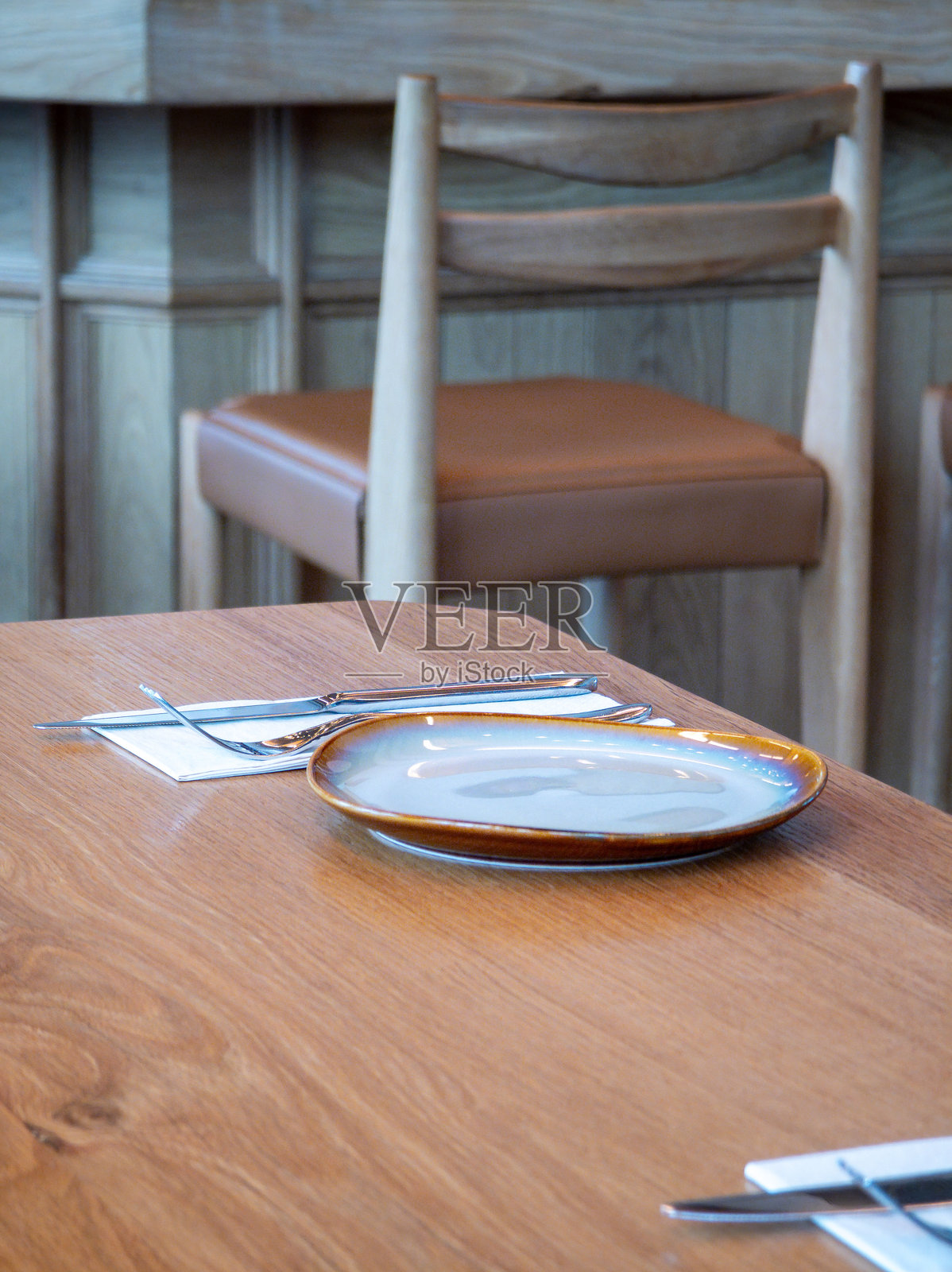 木质桌椅：极简风格照片摄影图片