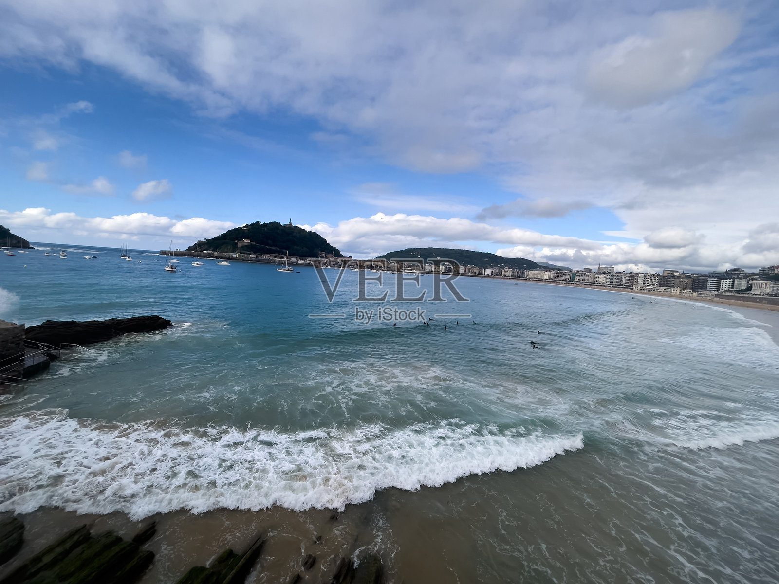 美丽的海岸风景，宁静的蓝色海湾，波浪轻轻拍打着海岸。照片摄影图片