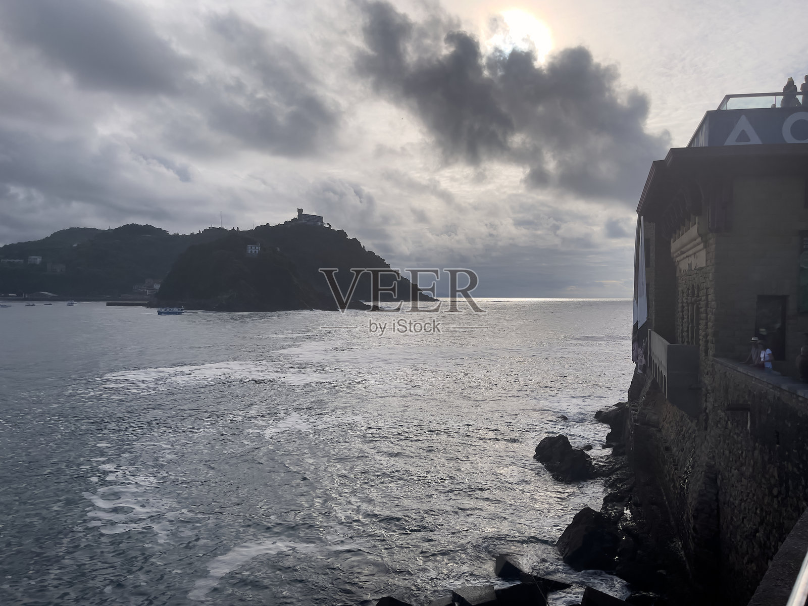 海岸场景，黑云与反射水面形成鲜明对比照片摄影图片