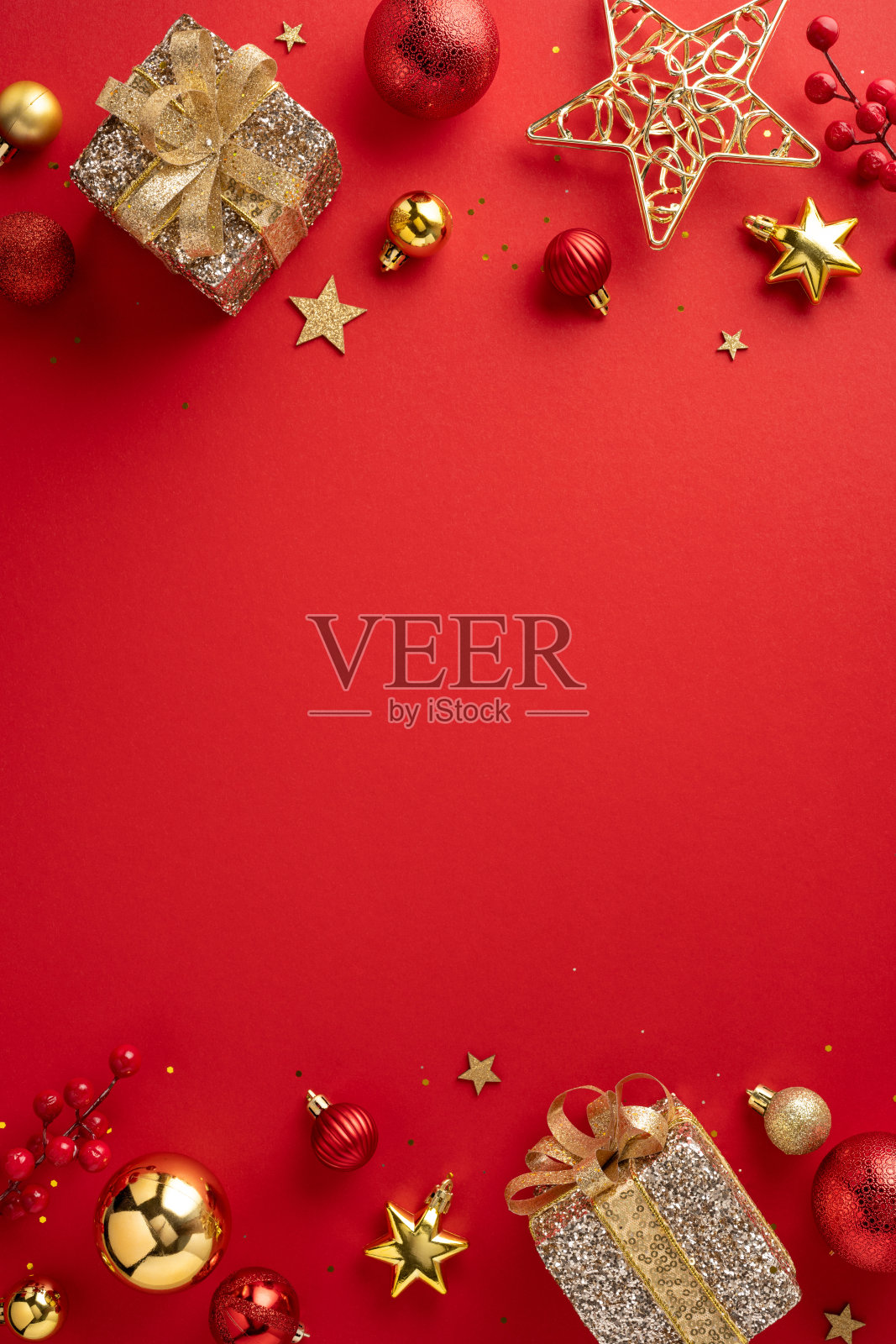 美丽的红色圣诞垂直背景，装饰着闪亮的礼物和各种装饰品，唤起节日的欢乐与庆祝气氛。照片摄影图片