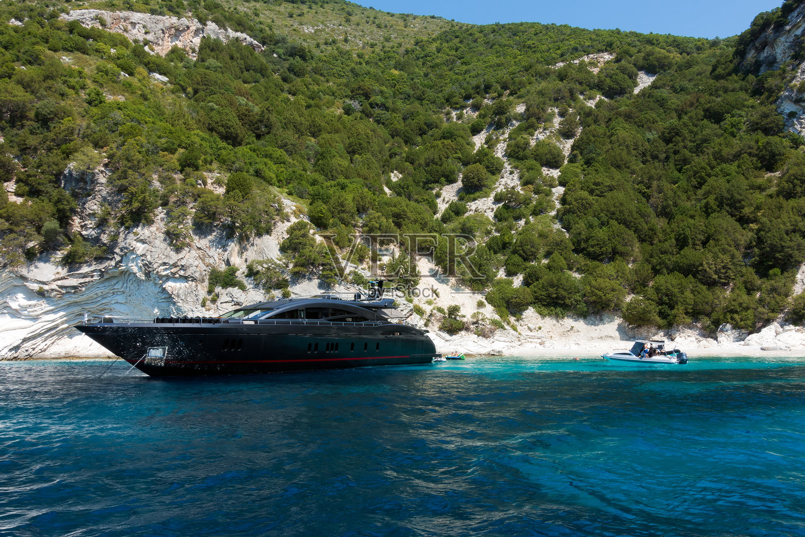 希腊卡斯托斯岛沿海的壮丽风景，游艇和船只点缀其间照片摄影图片