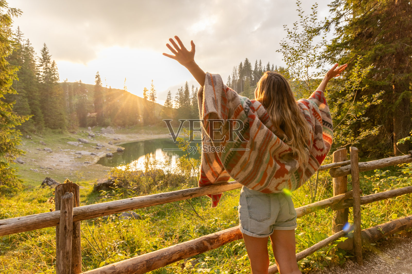 女人在湖边日落时拥抱自然照片摄影图片