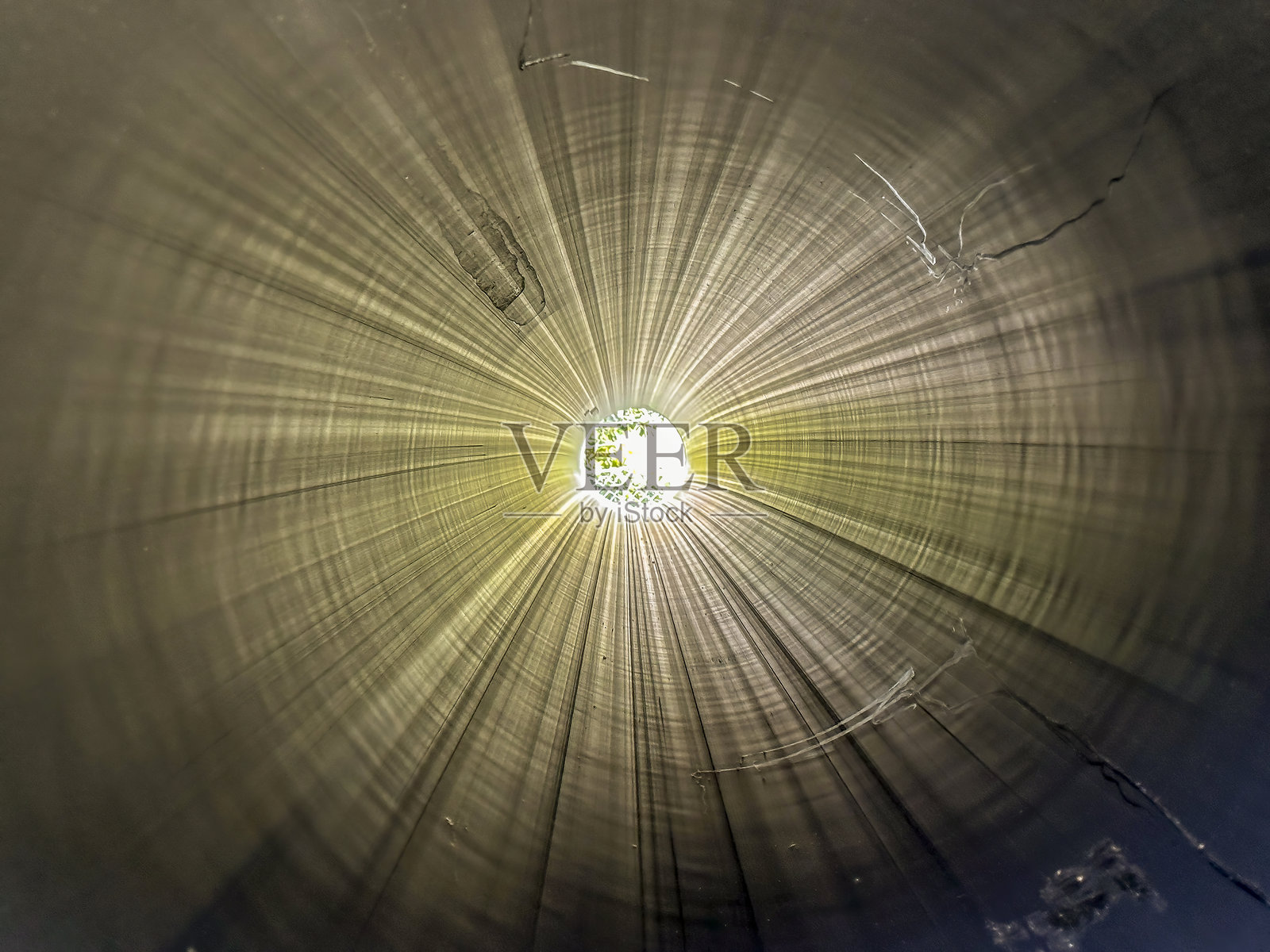 阳光透过一段长长的塑料管照射进来照片摄影图片