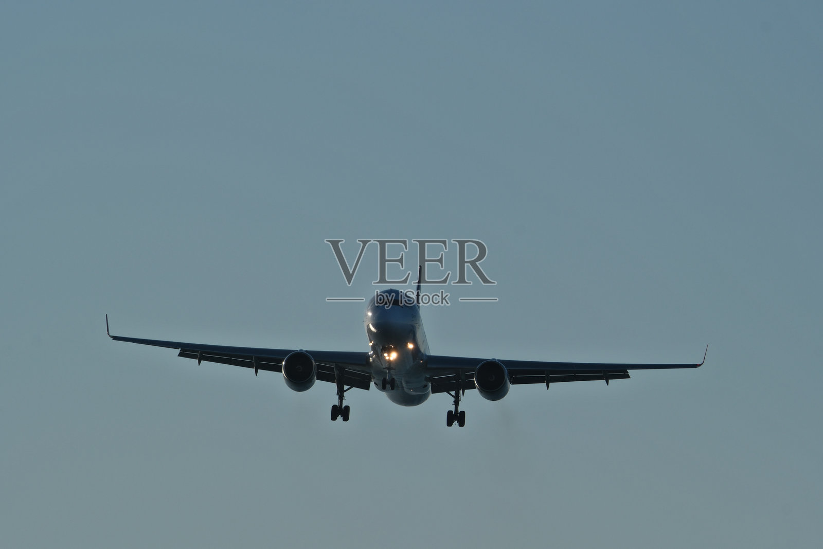 傍晚天空中的飞机照片摄影图片