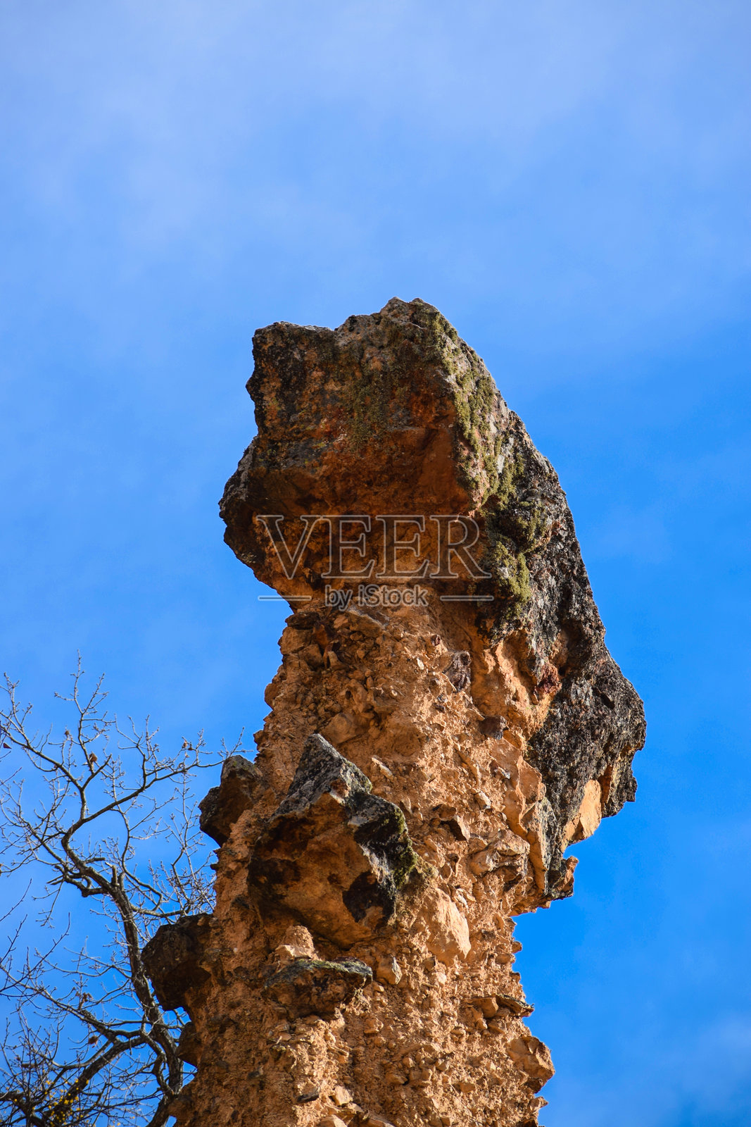 塞尔维亚魔鬼城的照片，这是一处自然奇观，石化的婚礼宾客照片摄影图片