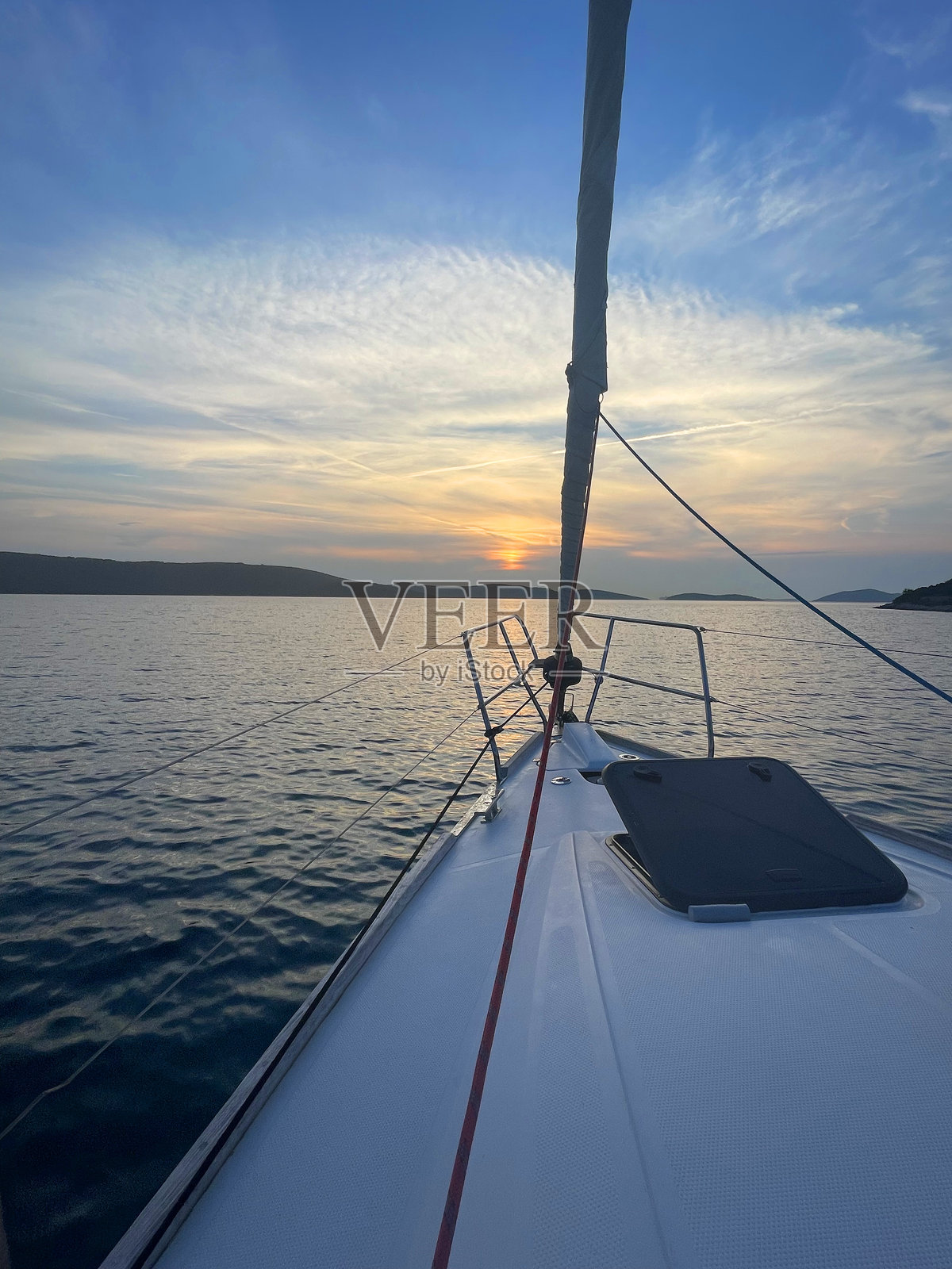 日落时分的游艇照片摄影图片