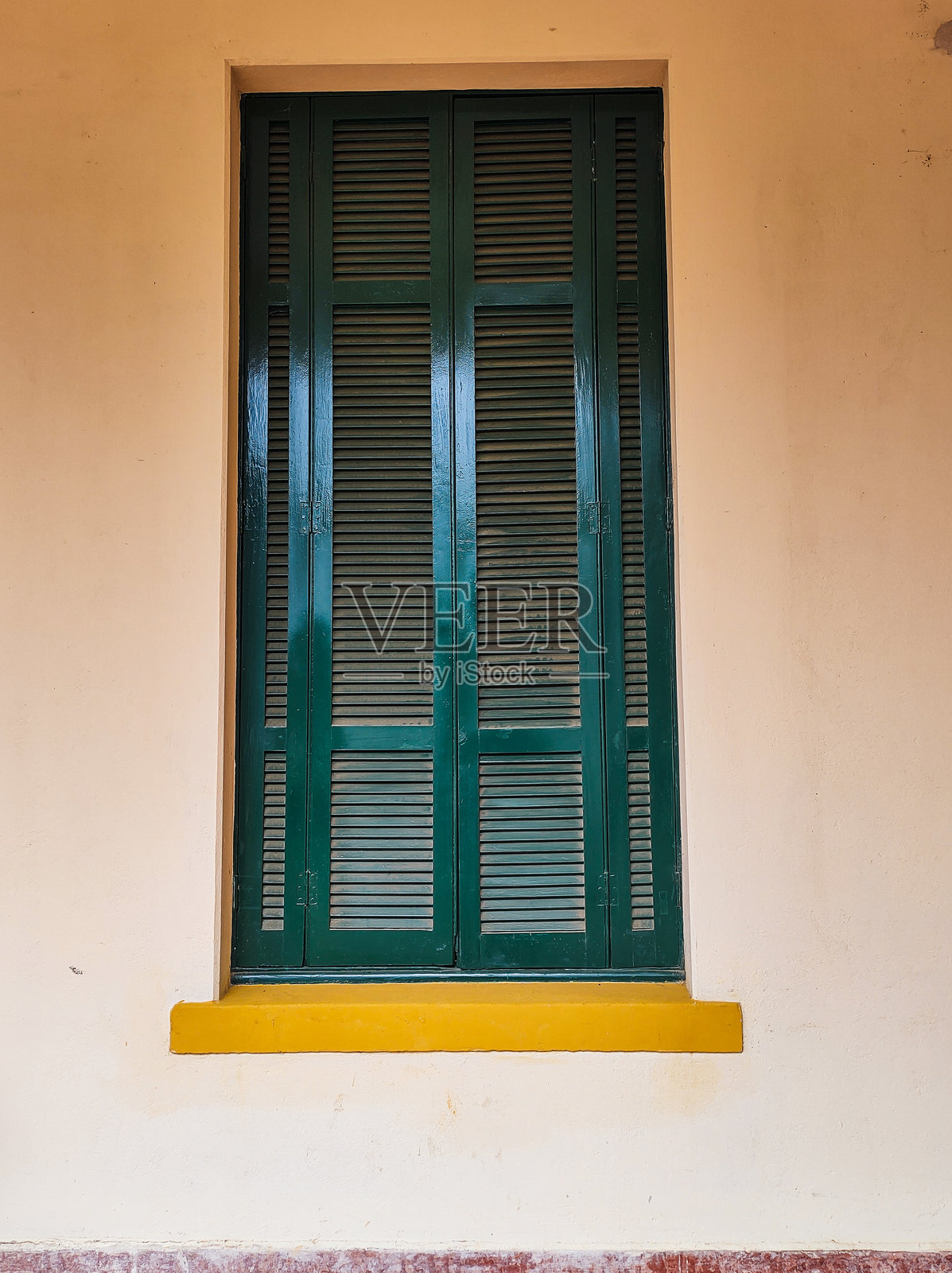 修复过的旧封闭窗户，配有绿色百叶窗。照片摄影图片