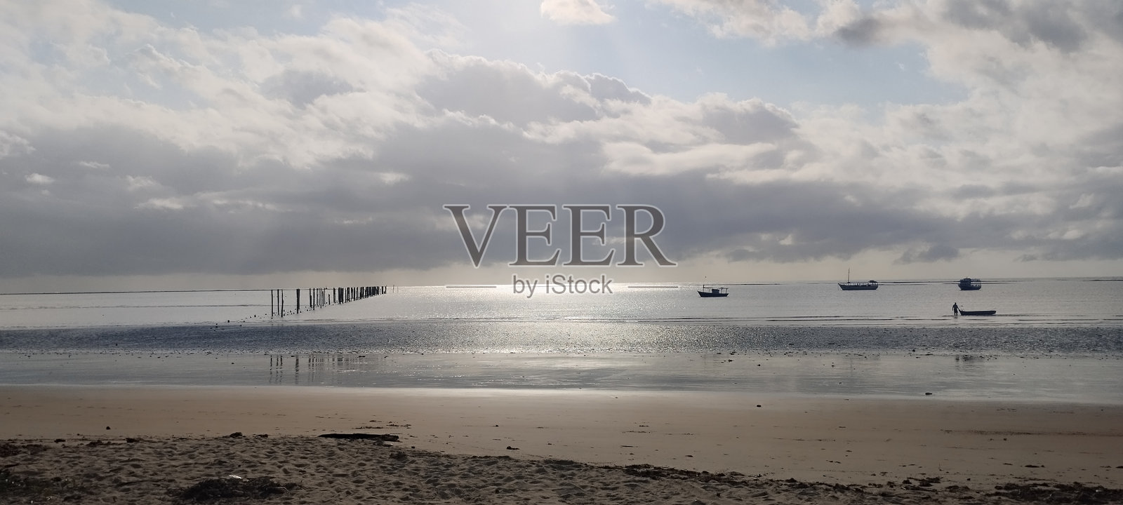 巴西海岸的海滩，亚特兰大洋，阳光明媚的日子，自然美景，巴伊亚，巴西，假期照片摄影图片