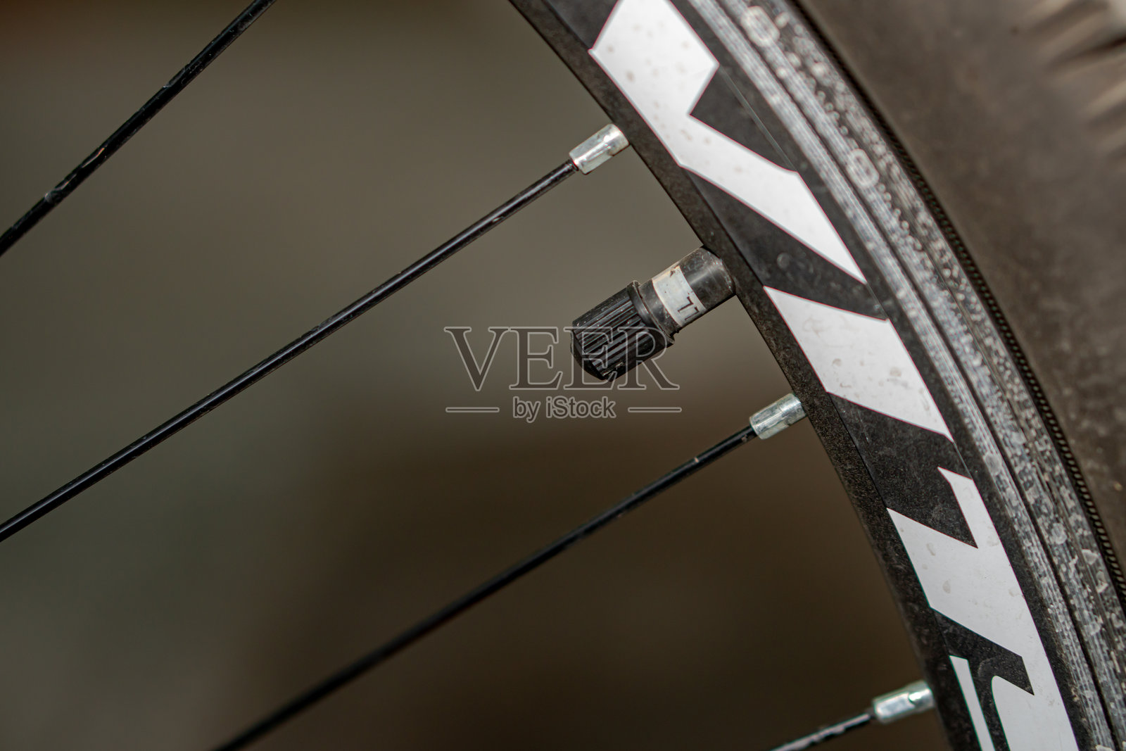 自行车轮上的阀门特写，带有盖子照片摄影图片