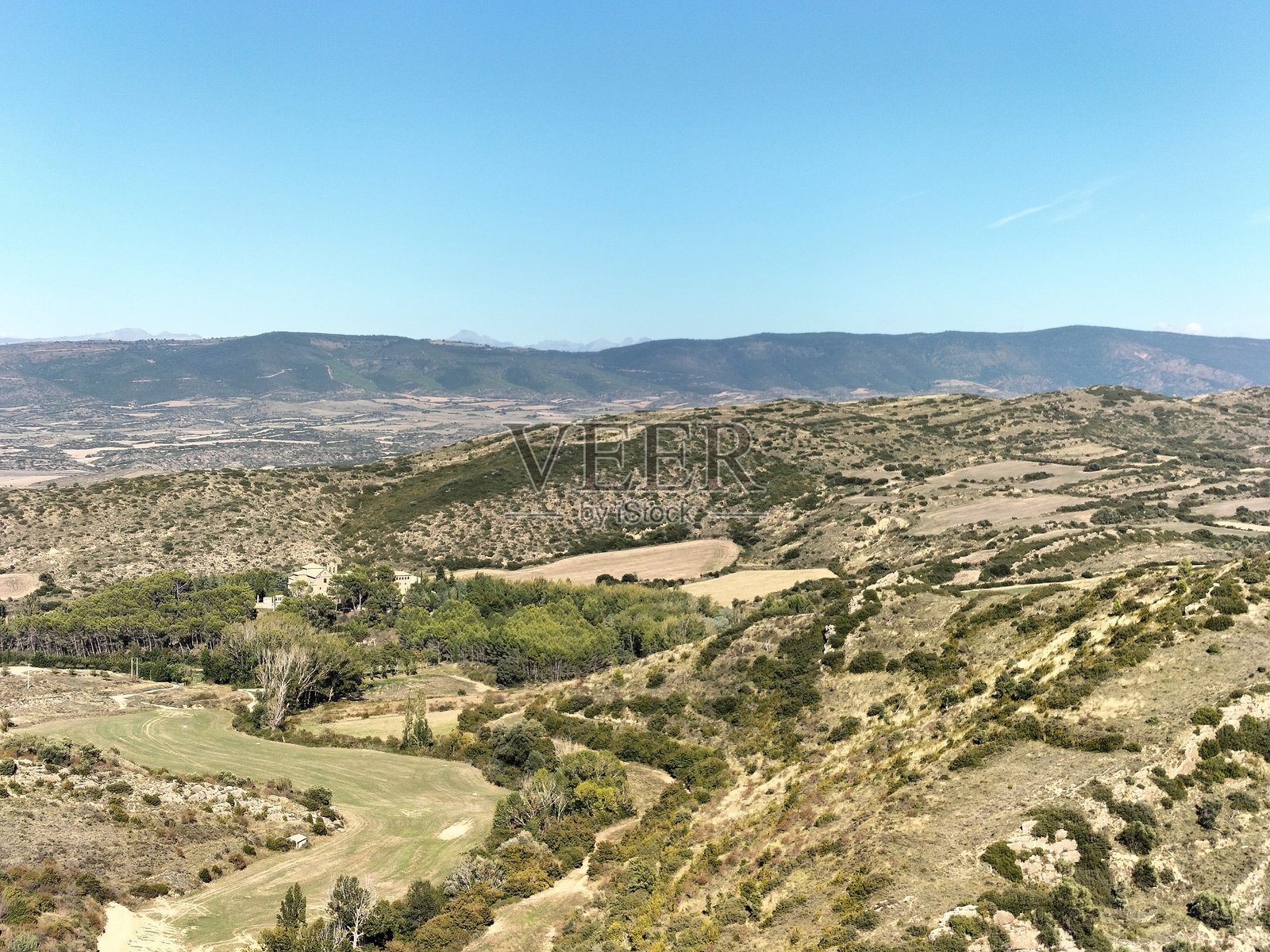 在阳光明媚的日子里，萨斯·德尔·雷·卡托利科镇的景色，位于萨拉戈萨省。照片摄影图片