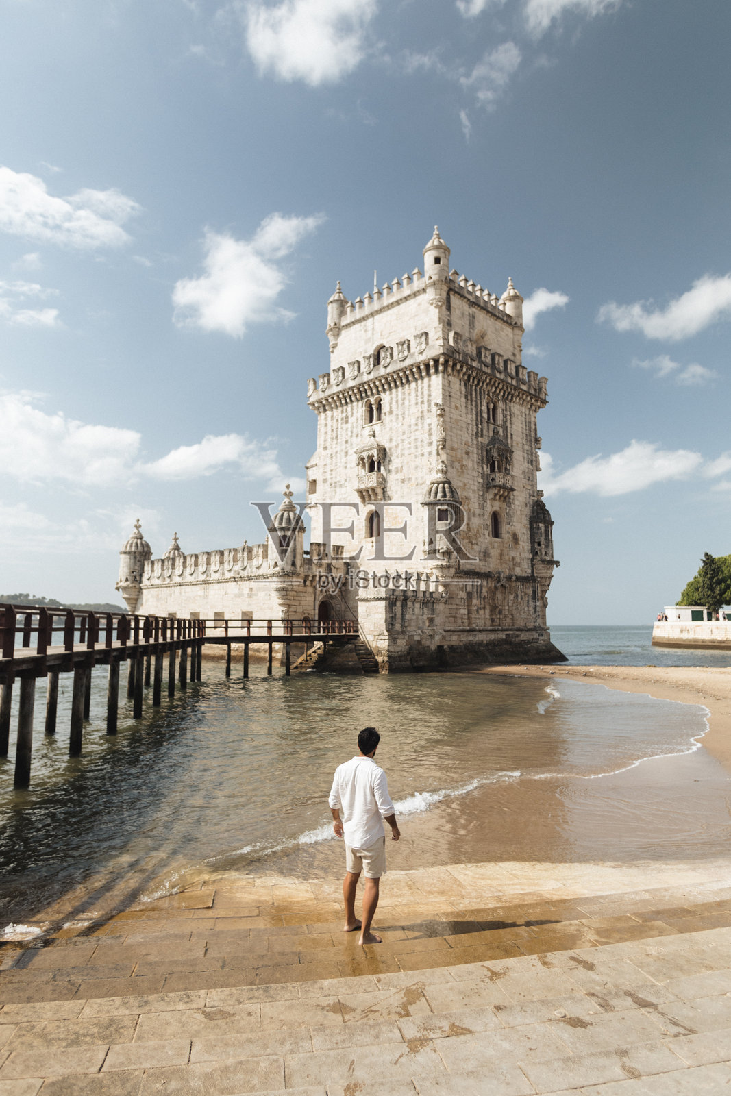 男子走向里斯本的贝伦塔照片摄影图片