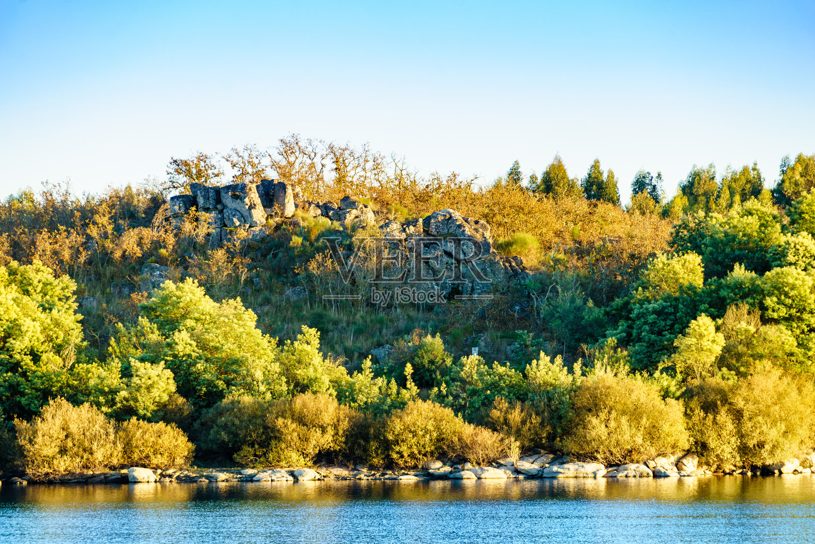阿连特茹葡萄牙的秋季湖泊风景。照片摄影图片