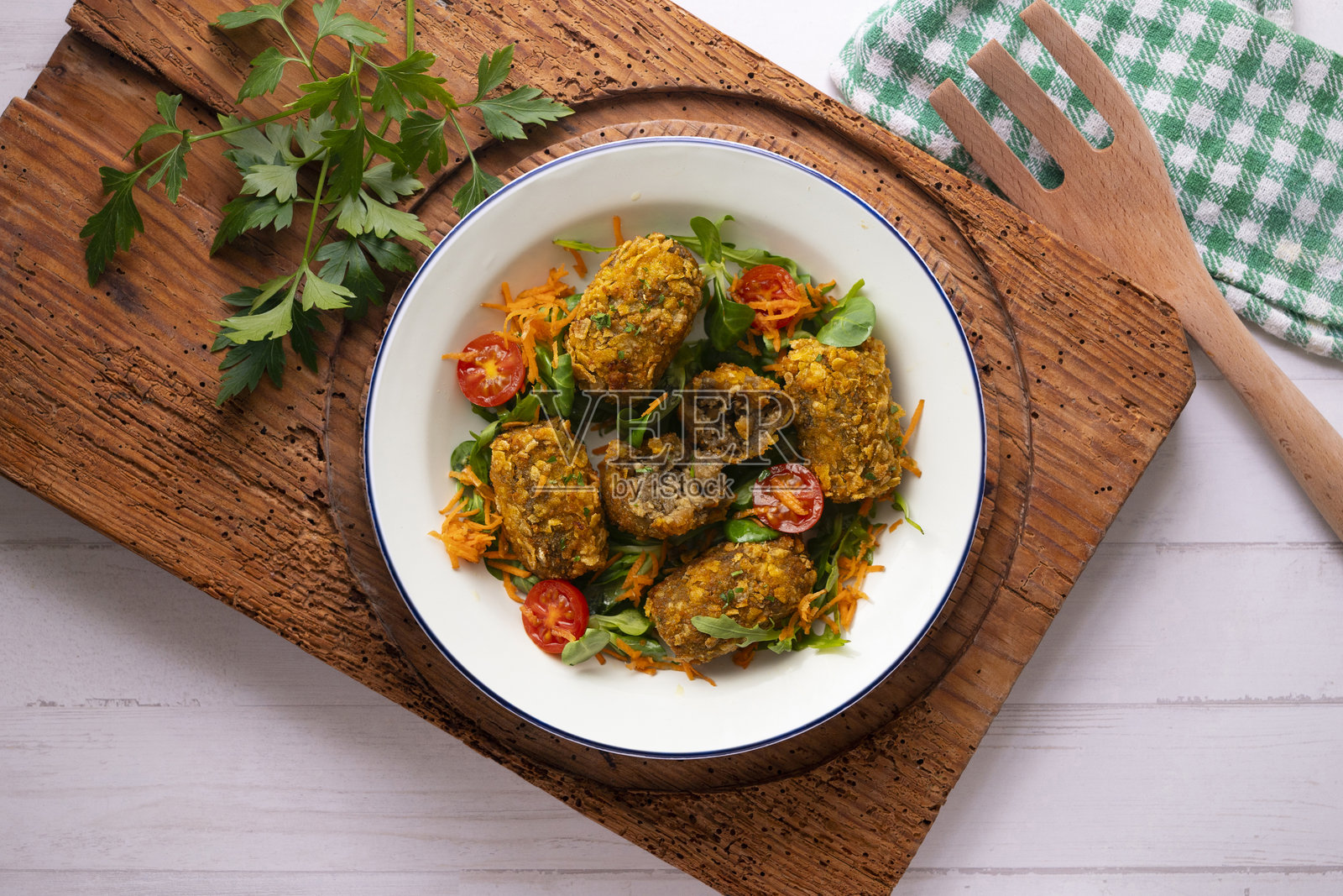 西班牙风味的素食茄子炸丸子。顶部视角的桌面装饰。照片摄影图片