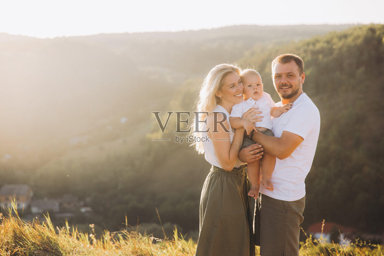 快乐的家庭在夏季阳光下享受美丽的户外时光照片摄影图片