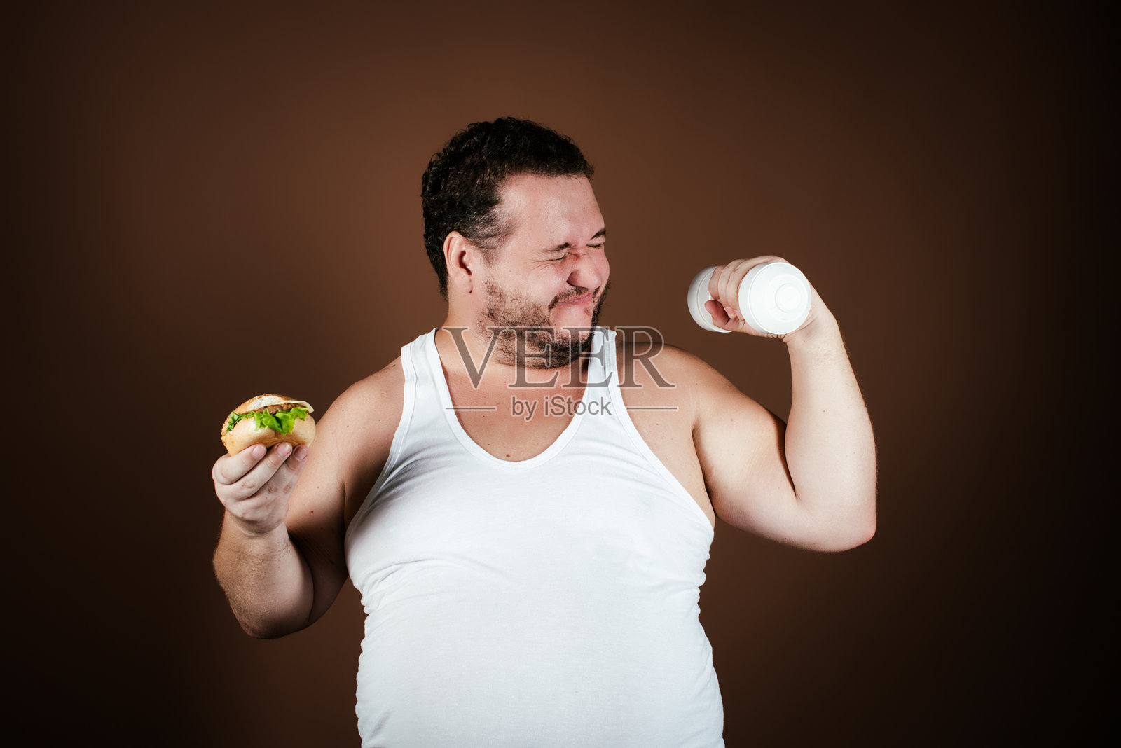 超重问题。肚子很大的胖男人。照片摄影图片