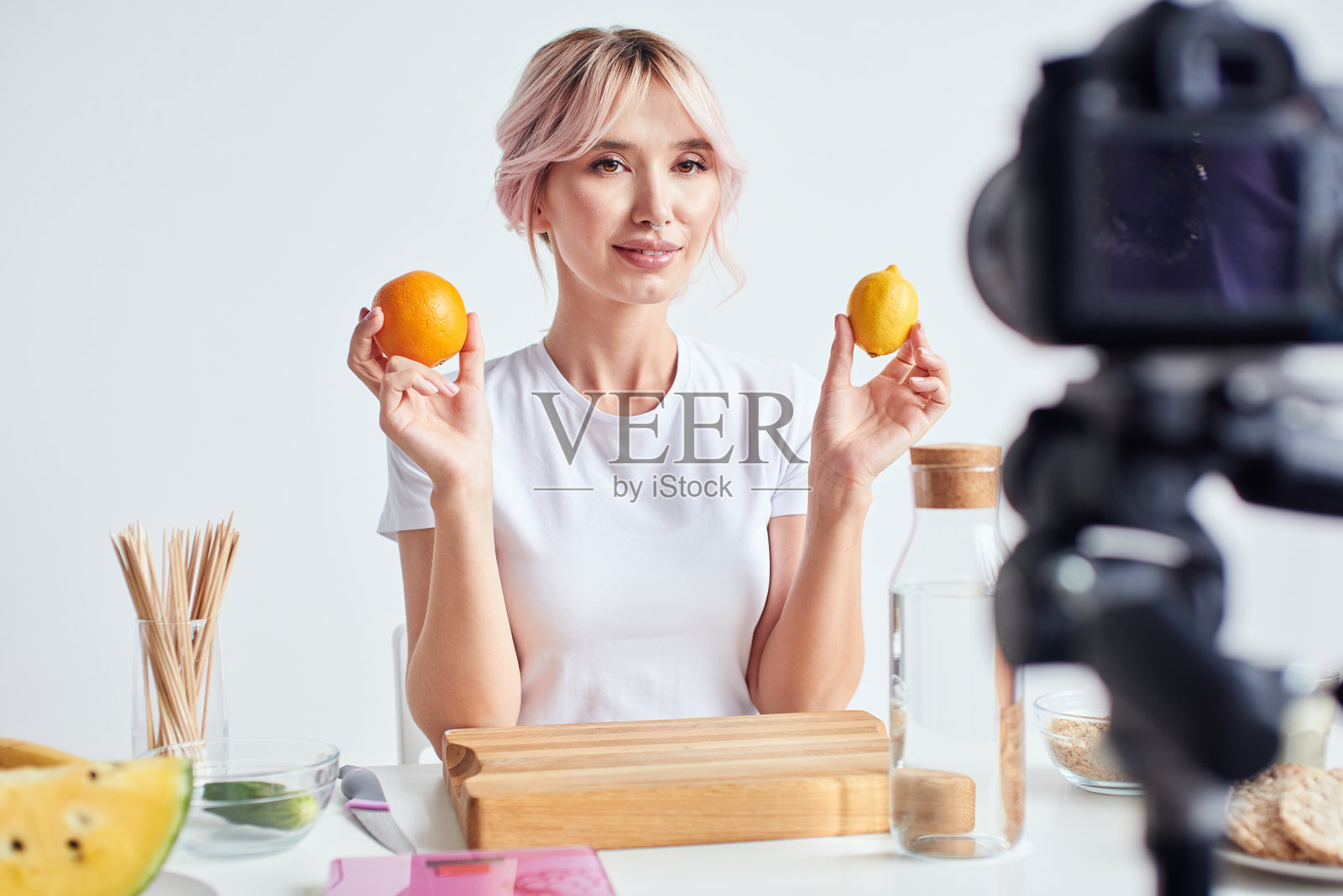 亚洲博主与新鲜水果照片摄影图片