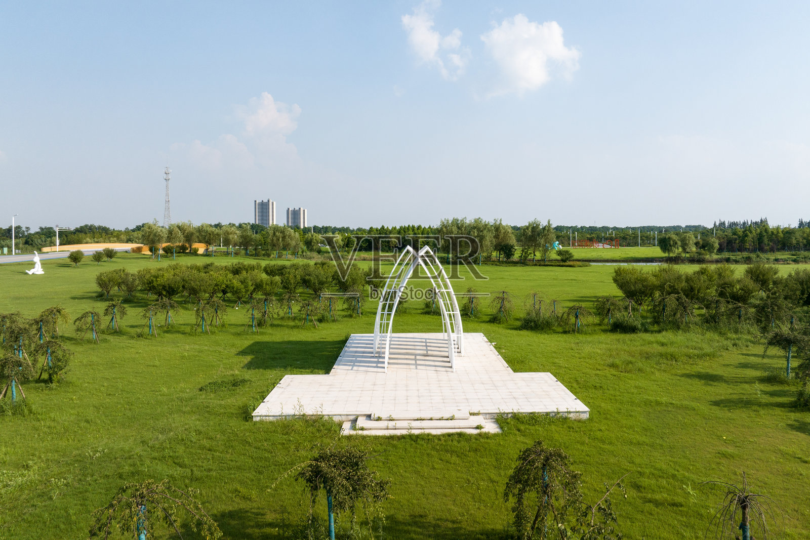 草地上的抽象建筑与蓝天照片摄影图片