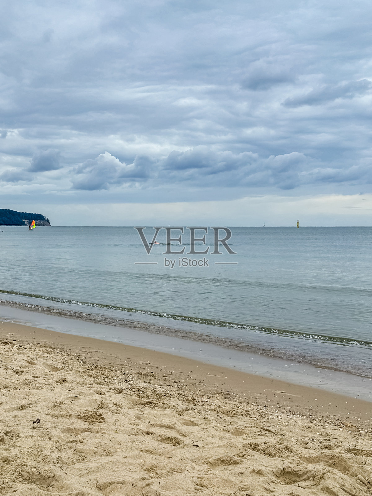 一名男子独自在寒冷的波罗的海中游泳照片摄影图片