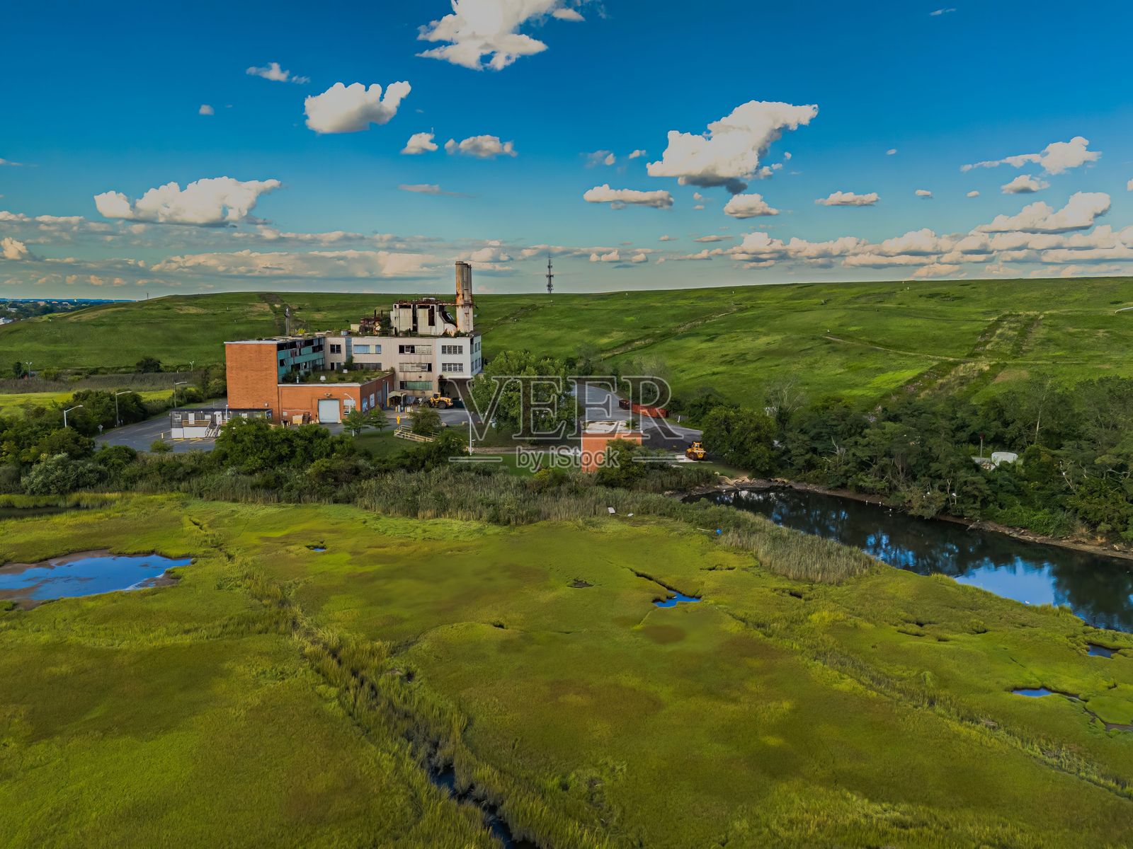 老工业建筑与郁郁葱葱的绿地的鸟瞰图照片摄影图片