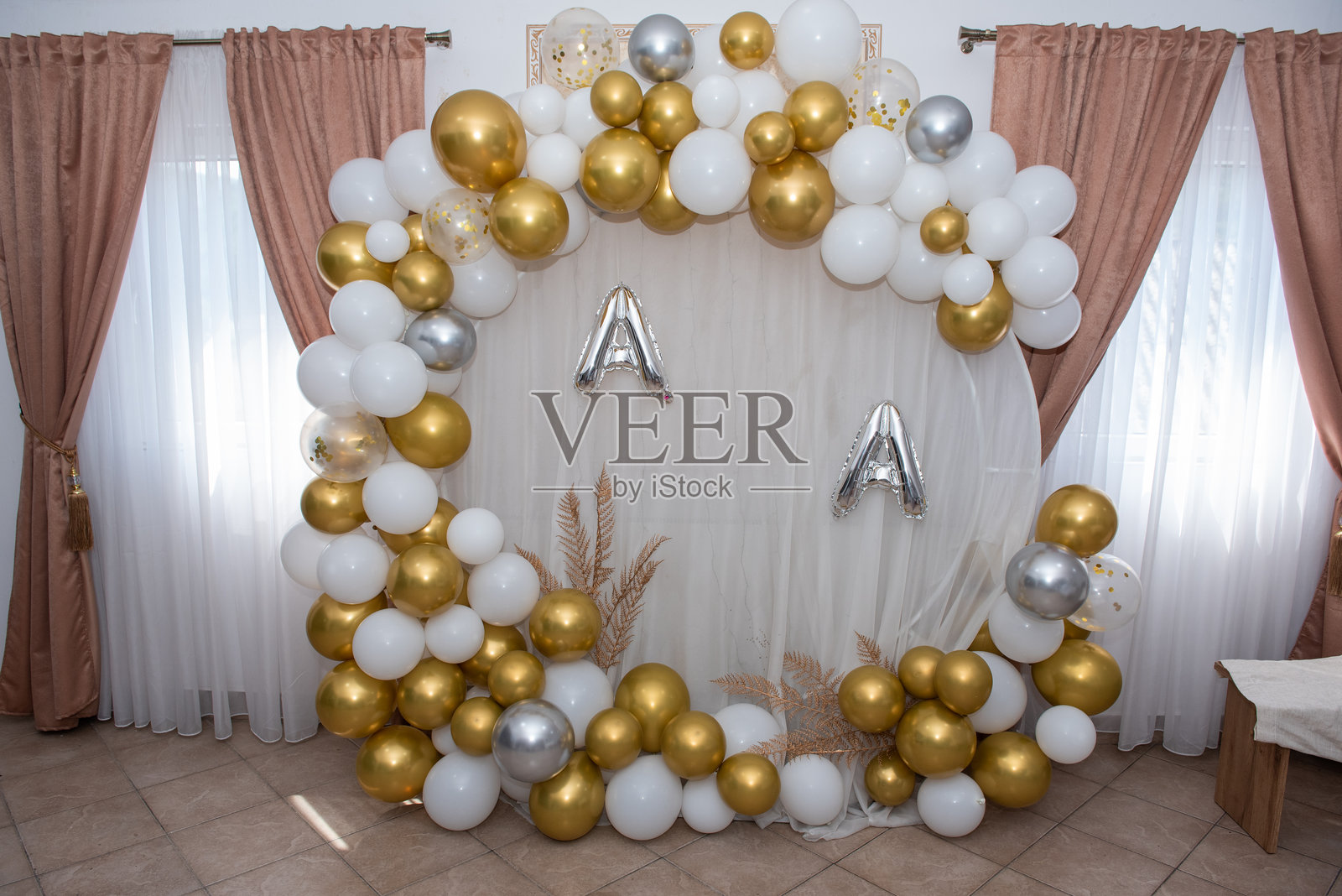 罗马尼亚2024年洗礼的气球和鲜花婚礼装饰照片摄影图片