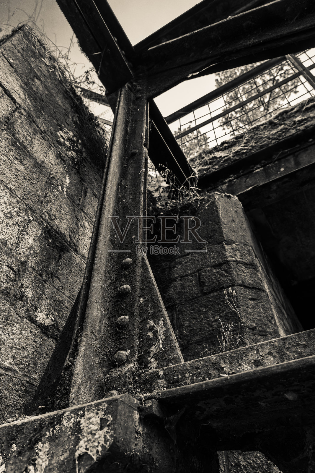 黑白照片中一座建筑物上伸出一根金属梁照片摄影图片