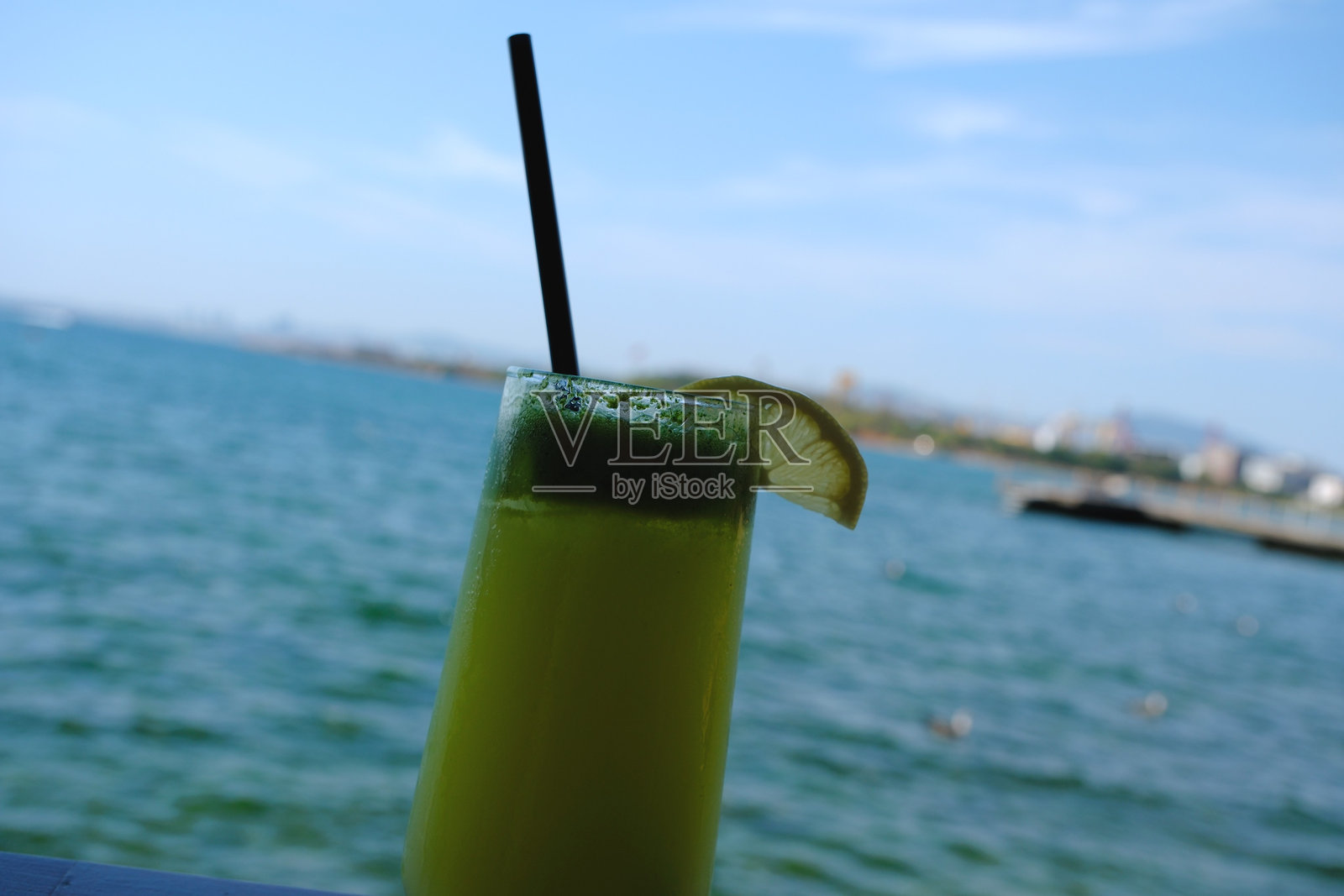 夏日海边清新的薄荷柠檬水特写镜头照片摄影图片