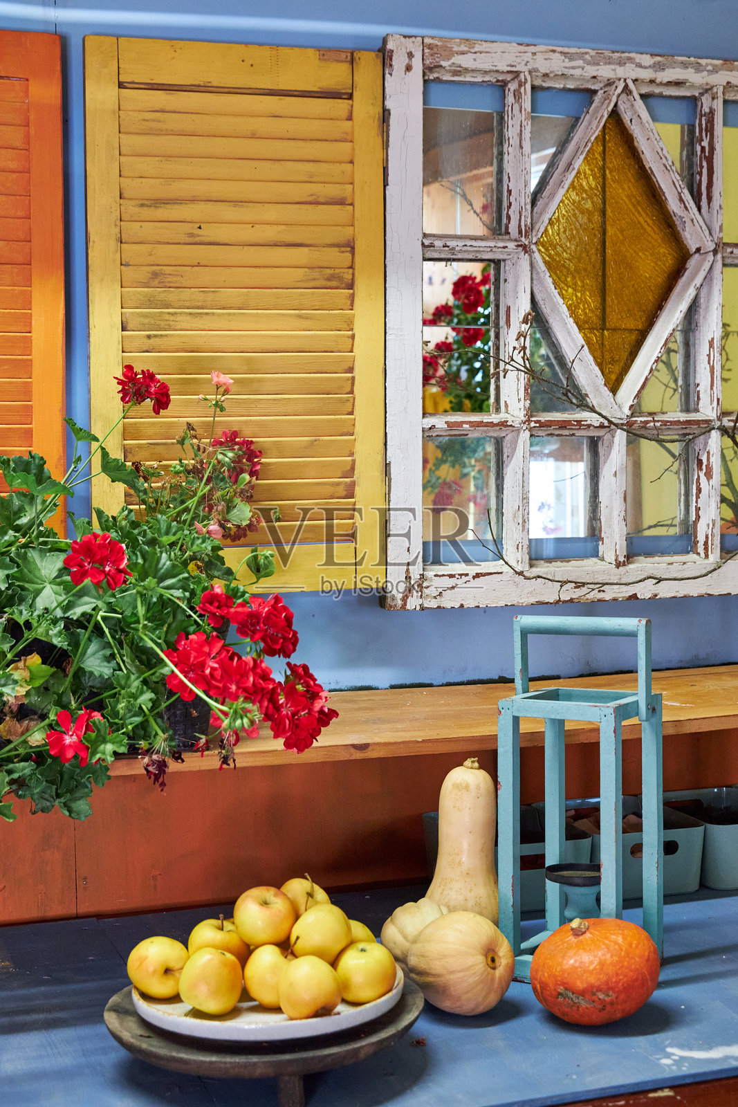 现代室内装饰的秋季装饰色彩，搭配橙色调的南瓜和花卉照片摄影图片