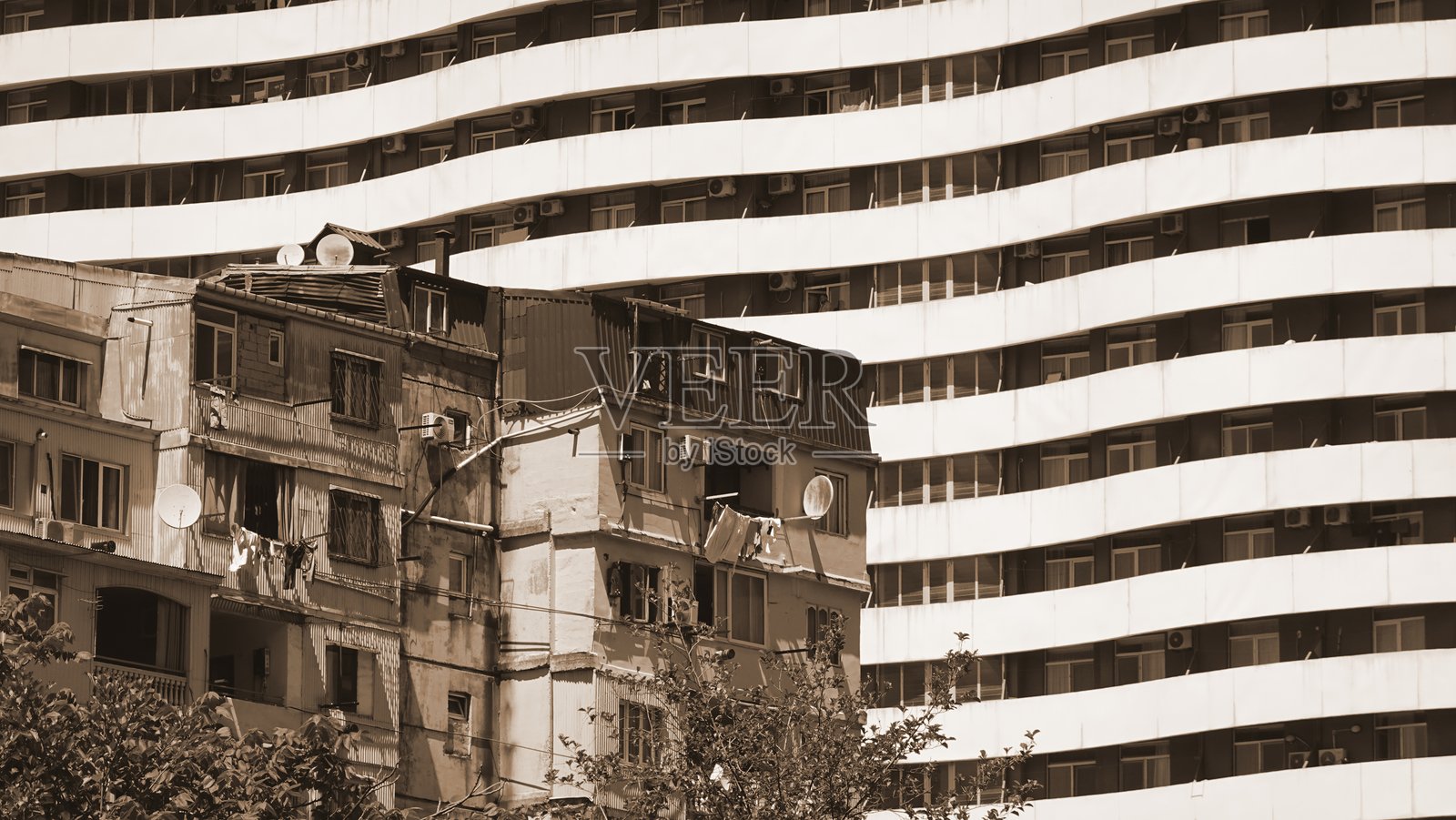 老旧与新建筑的对比，褐色调城市景观照片摄影图片