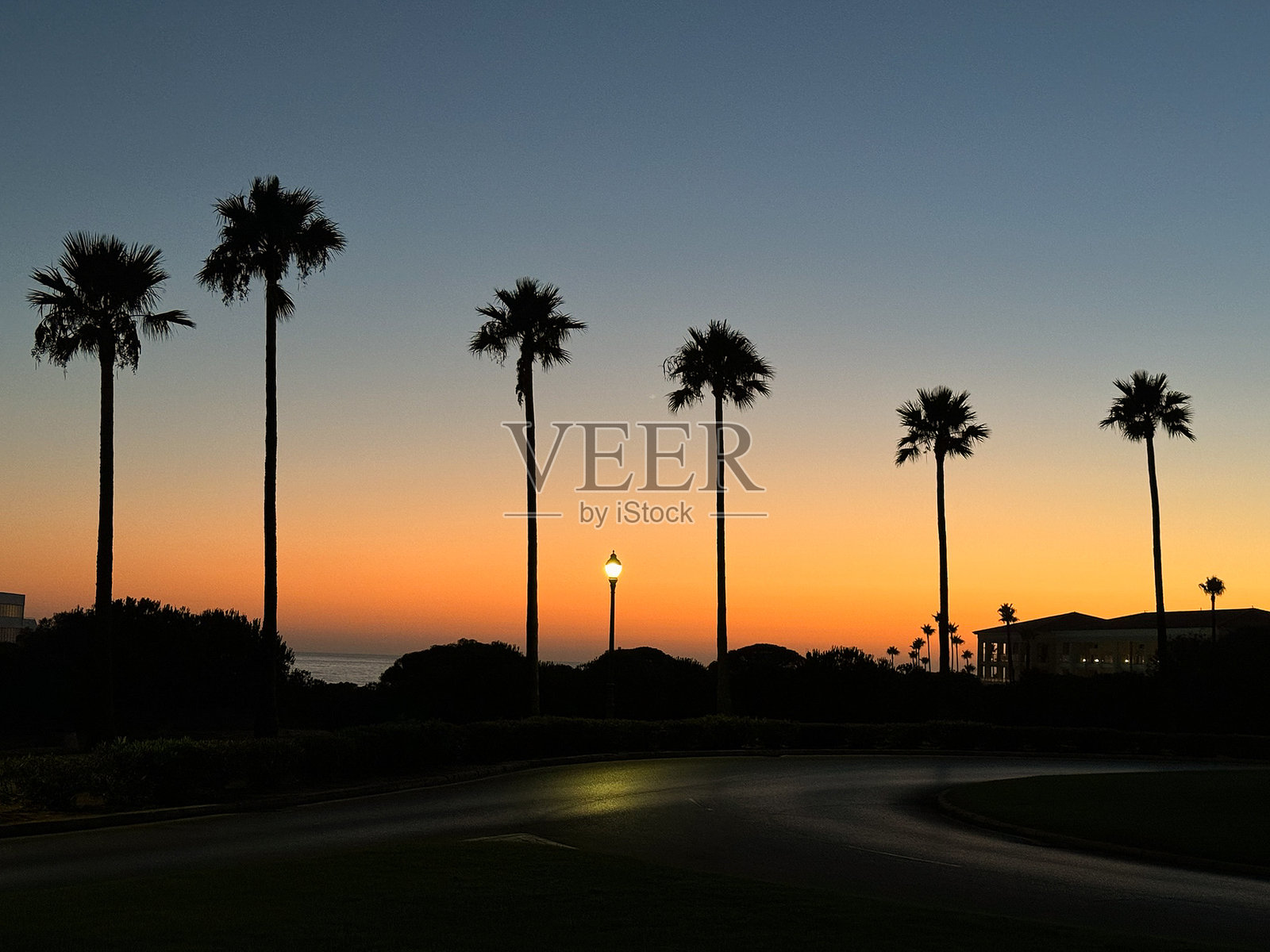 西班牙卡迪斯圣基尔特的拉巴罗萨海滩日落照片摄影图片