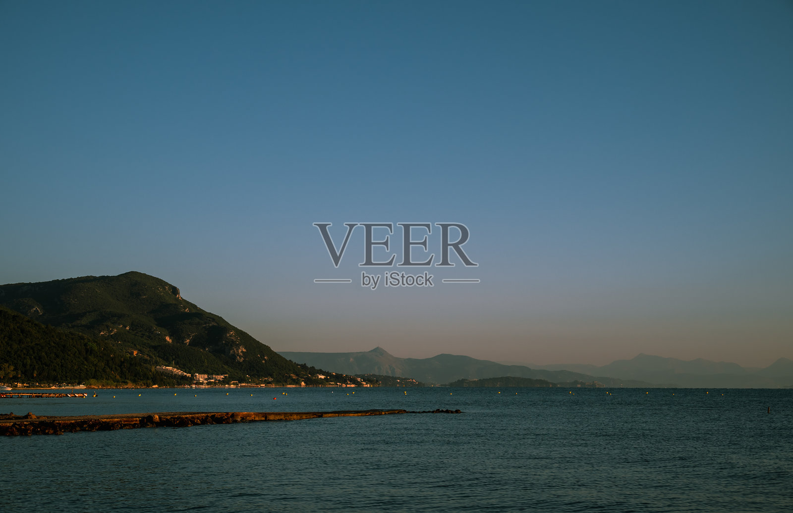 天空是蓝色的，山脉在背景中。照片摄影图片