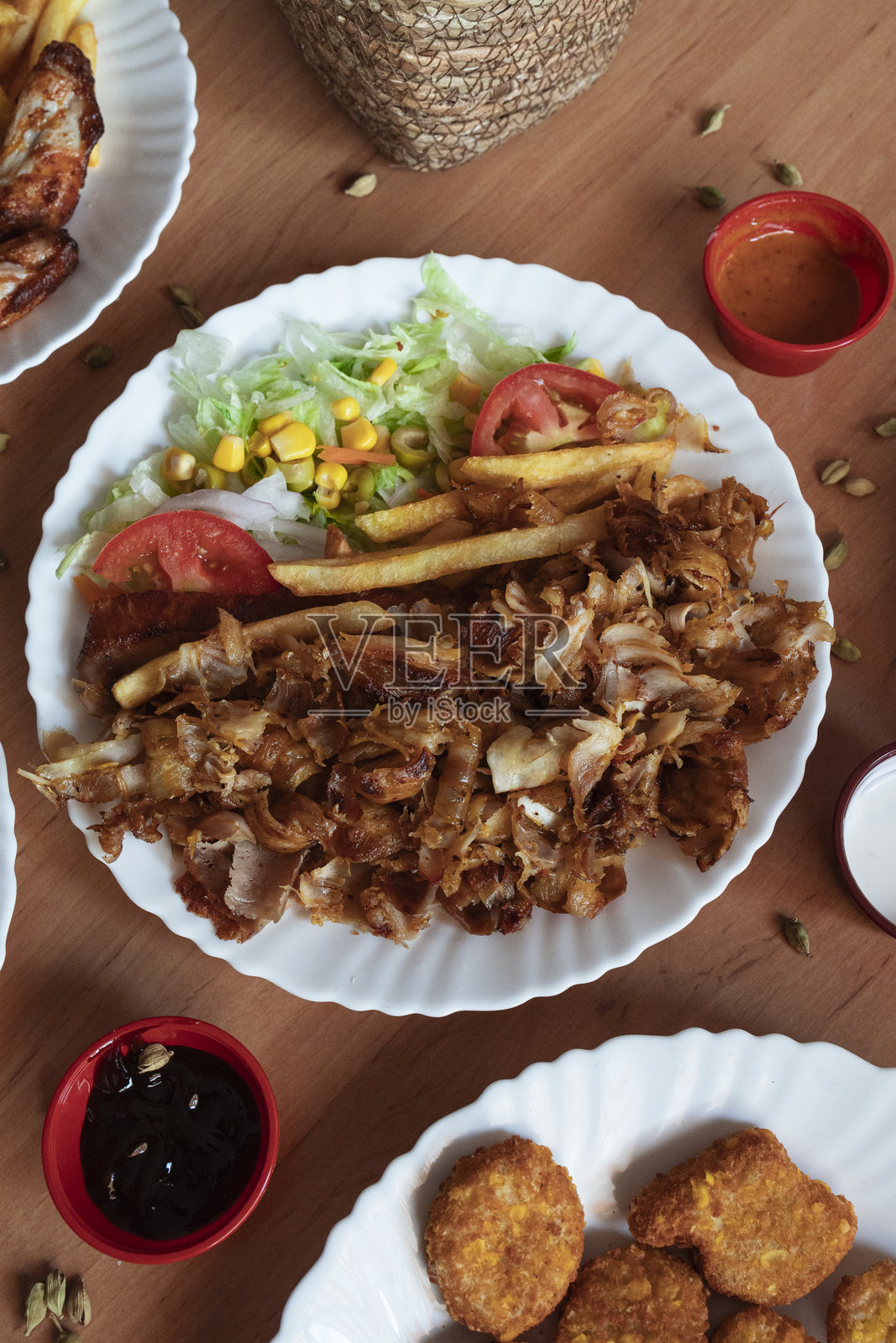 顶视图的土耳其烤肉，亚洲风味的多样菜肴照片摄影图片