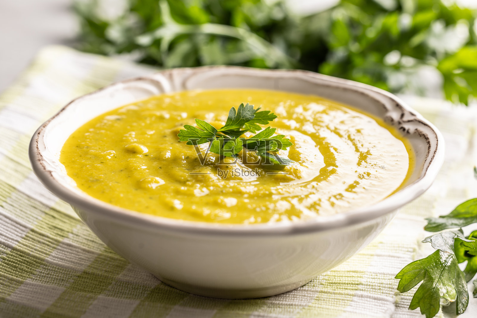 健康的奶油蔬菜汤盛在白色碗中。照片摄影图片