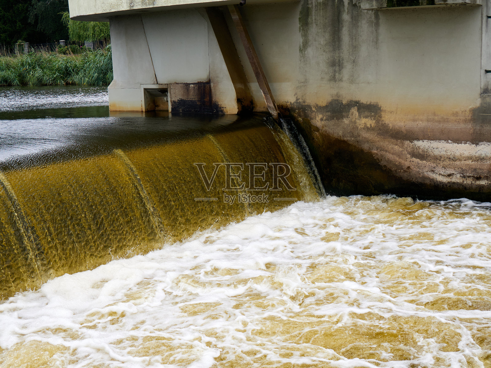河水通过堰溢出。照片摄影图片