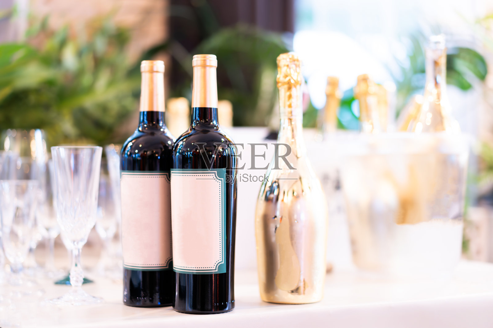 宴会上桌子上的酒瓶特写，背景为散景灯光照片摄影图片